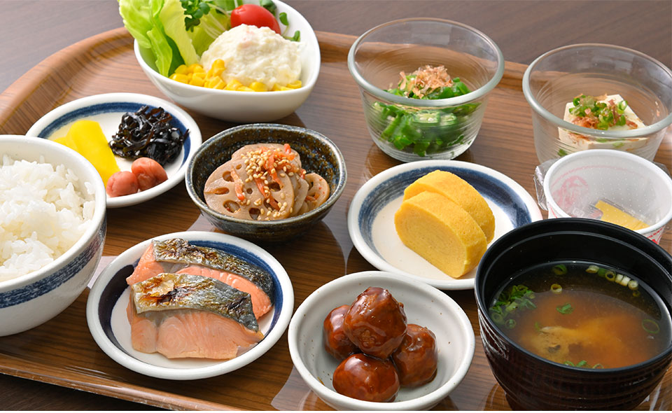 菜品种类丰富的日式/西式自助早餐